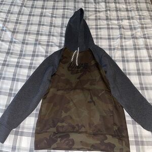 Grey & Camo American Eagle Hoodie (Boys Large)